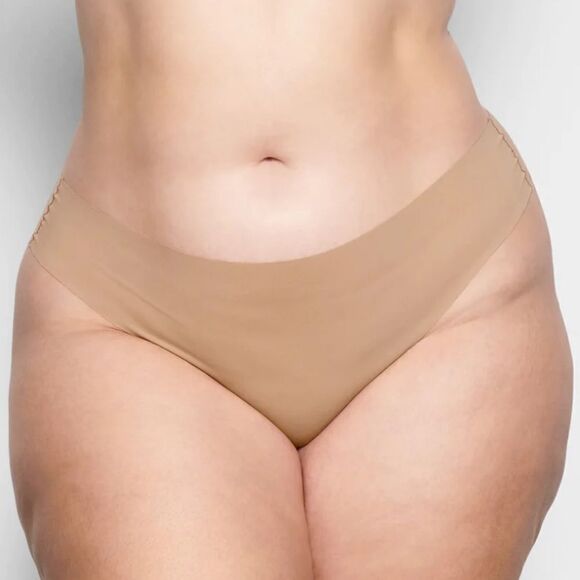 NWT SKIMS Naked Intimates Seamless In Clay Nude Thong Panty - Picture 1 of 5
